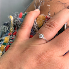 Load image into Gallery viewer, Solitaire Chain Ring White Gold